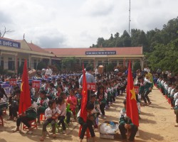 Quỹ bảo trợ trẻ em tỉnh Điện Biên trao tặng quà cho học sinh các trường trên địa bàn xã Xa Dung