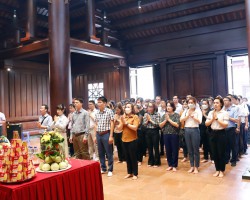 DÂNG HƯƠNG ĐỀN THỜ LIỆT SĨ TẠI CHIẾN TRƯỜNG ĐIỆN BIÊN PHỦ