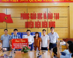 Trao tặng bình nóng lạnh, bình năng lượng mặt trời cho các trường PTDTBT chương trình “nước ấm cho em”