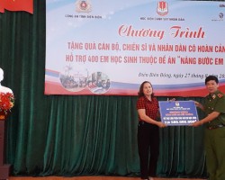 Tặng quà hỗ trợ 400 em học sinh thuộc Đề án “Nâng bước em đến trường”  tại huyện Điện Biên Đông.